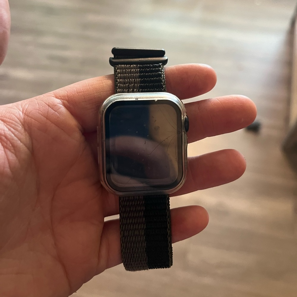 Apple Watch SE Second generation brand new crack is on screen protector